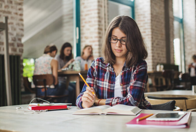 Elève de collège qui étudie