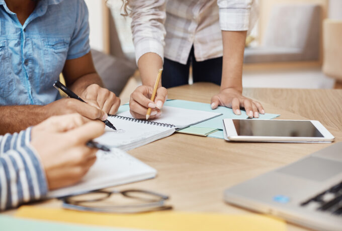 Professionnels en réunion brainstorming