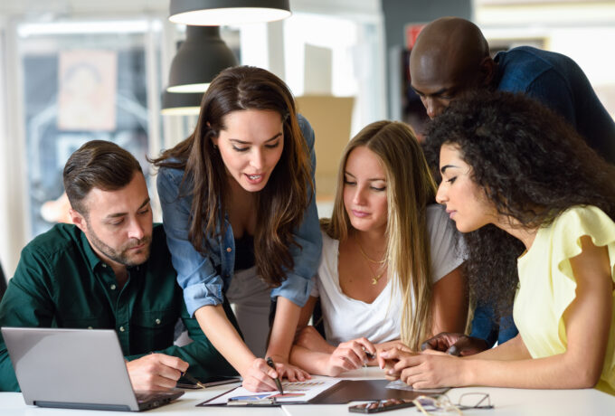Groupe d'étudiants travaillant ensemble