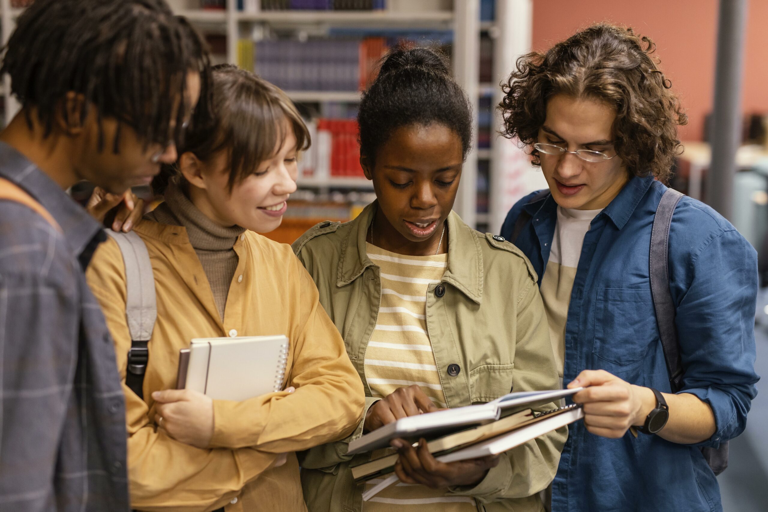 Étudiants à la bibliothèque universitaire