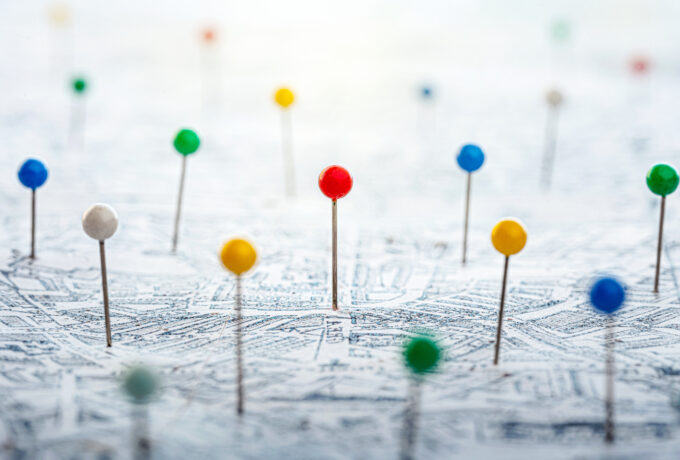 Carte avec épingles