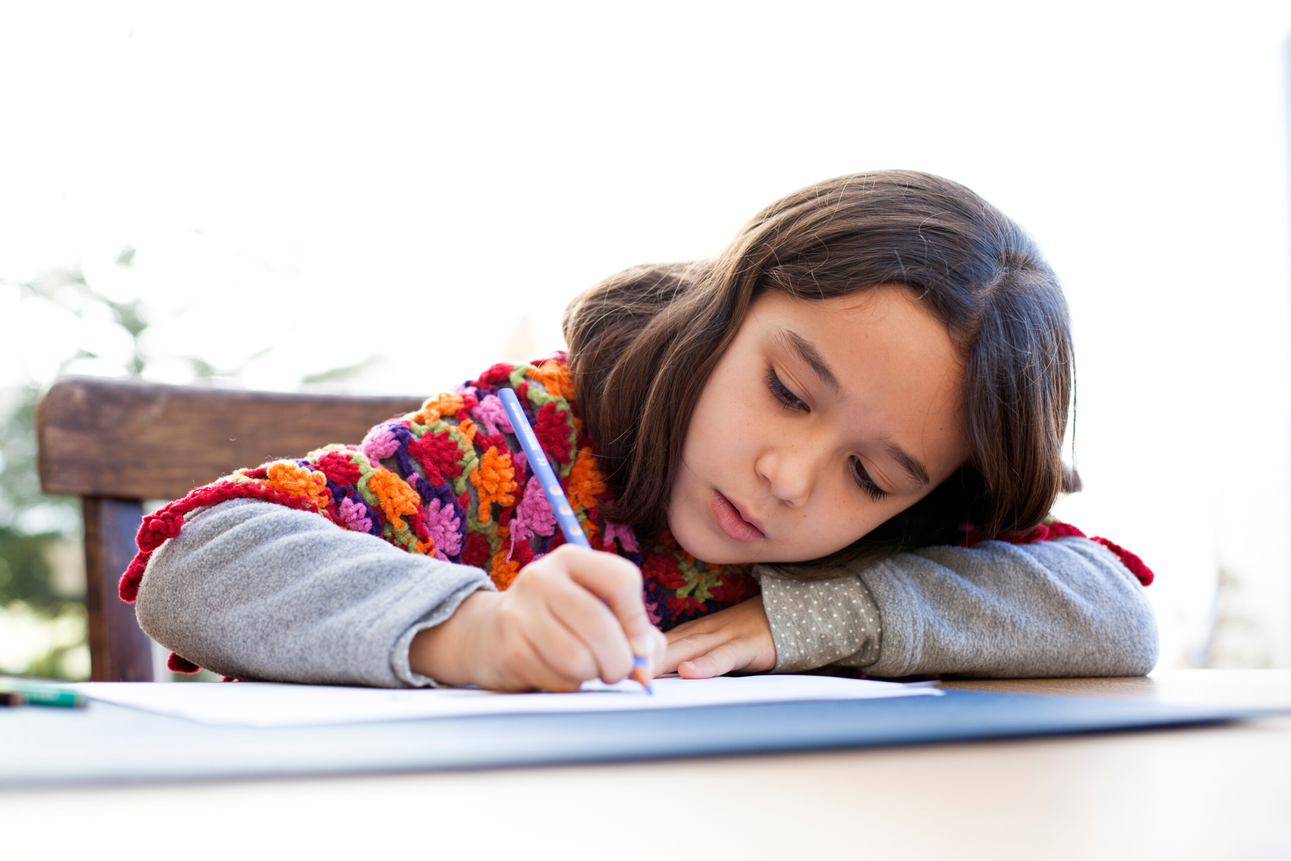 Petite fille écrivant sur un cahier