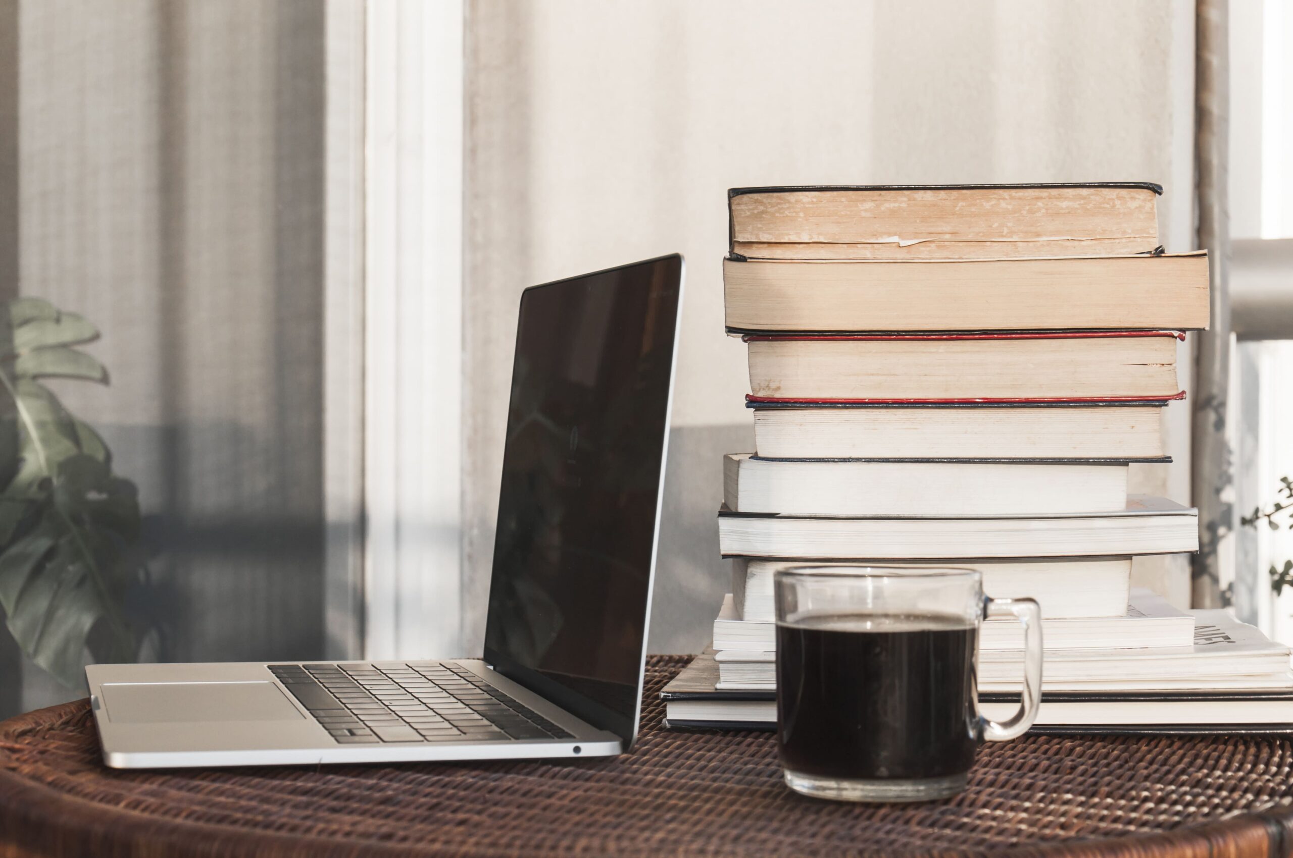 Livres posés sur un bureau avec un ordinateur